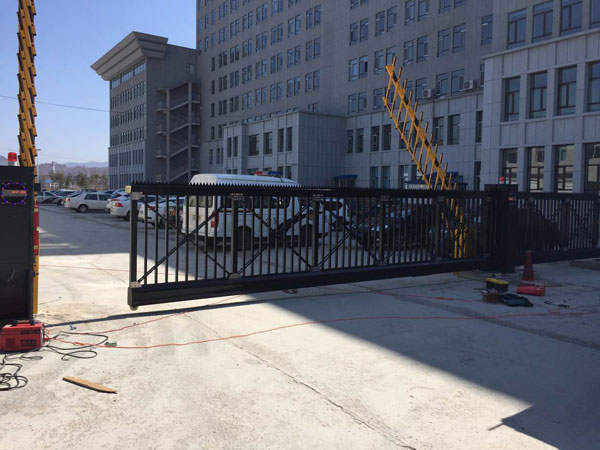 延安常泰藥業(yè)有限責(zé)任公司懸浮平移門案例 - 中出網(wǎng)-智能出入口與停車充電門戶