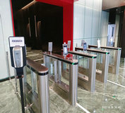 測溫查碼一體化智能通道閘機進入機場、醫(yī)院、辦公樓