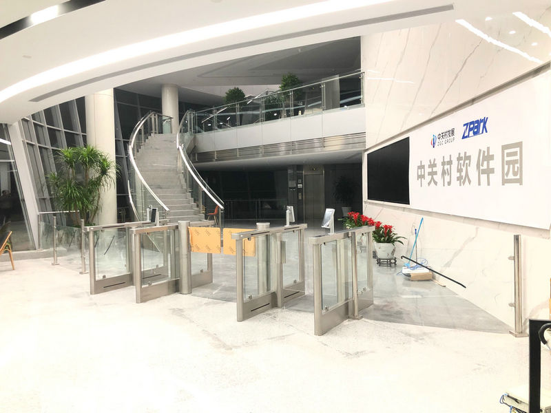 中關(guān)村軟件園信息中心C座人臉識別擺閘系統(tǒng) - 中出網(wǎng)-智能出入口與停車充電門戶