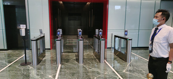 江蘇南京某地產公司人臉識別測溫閘機改造 - 中出網-智能出入口與停車充電門戶