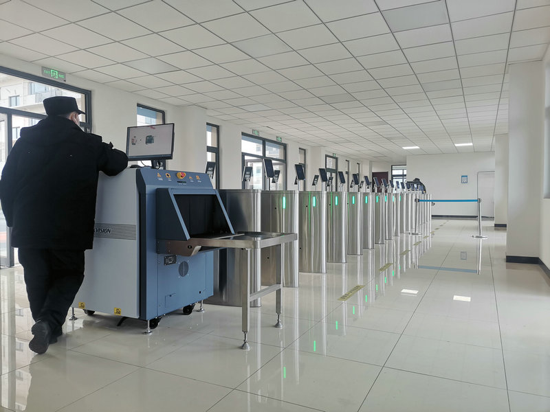 新型顯示高科技電子工廠智能門禁閘機(jī)通道安裝 - 中出網(wǎng)-智能出入口與停車充電門戶