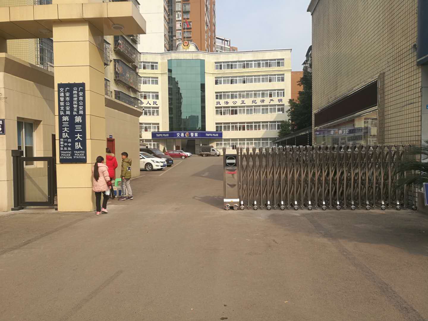 廣安出安智能電動伸縮門進駐廣安前鋒交警三大隊