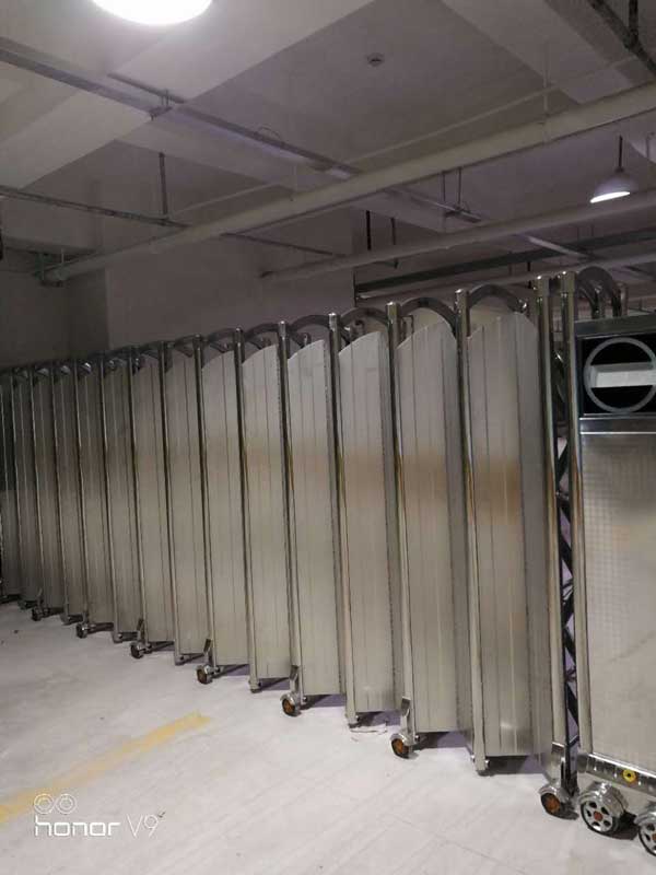 廣安好人家購(gòu)物中心停車場(chǎng)電動(dòng)伸縮門(mén)案例 - 中出網(wǎng)-智能出入口與停車充電門(mén)戶