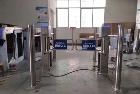 云卡通智能人行通道閘