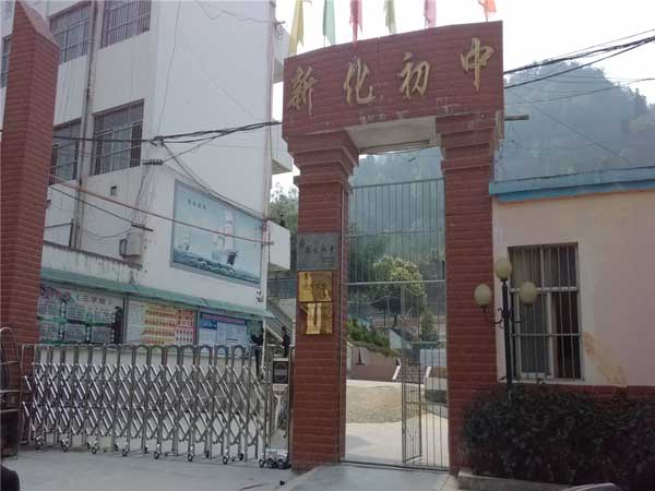 慶賀百色出安智能伸縮門進駐百色新化中學