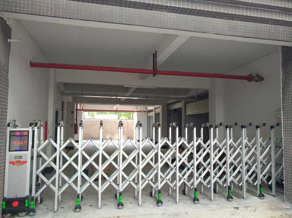 梅州蕉嶺新興雅苑伸縮門案例 - 中出網(wǎng)-智能出入口與停車充電門戶