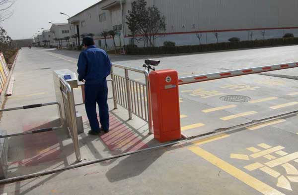 銅陵中發(fā)產(chǎn)業(yè)園道閘案例 - 中出網(wǎng)-智能出入口與停車充電門戶