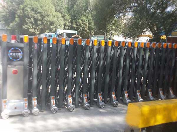 銅仁服裝公司伸縮門案例 - 中出網(wǎng)-智能出入口與停車充電門戶