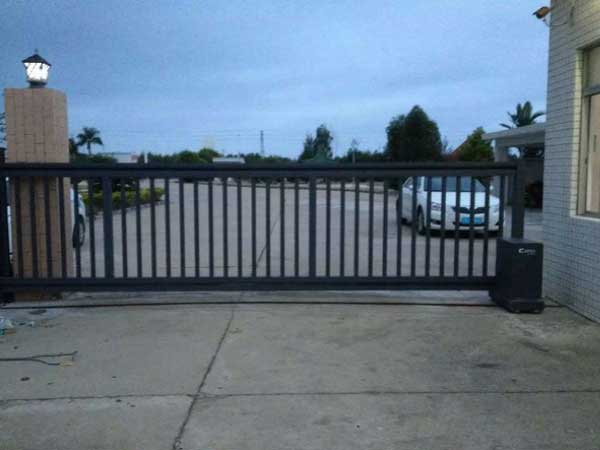 慶賀汕尾出安智能直線平移門進駐汕尾大哥大服裝廠