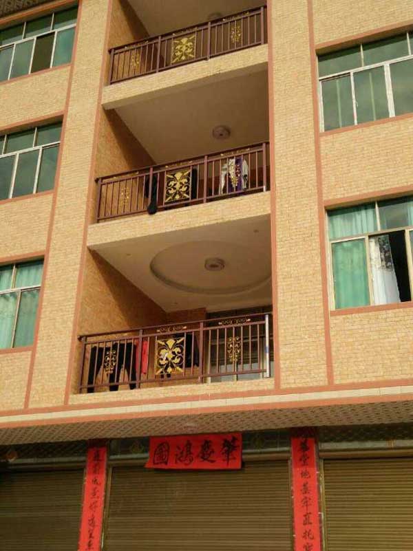 云浮嘉駿.江悅灣護(hù)欄案例 - 中出網(wǎng)-智能出入口與停車充電門(mén)戶