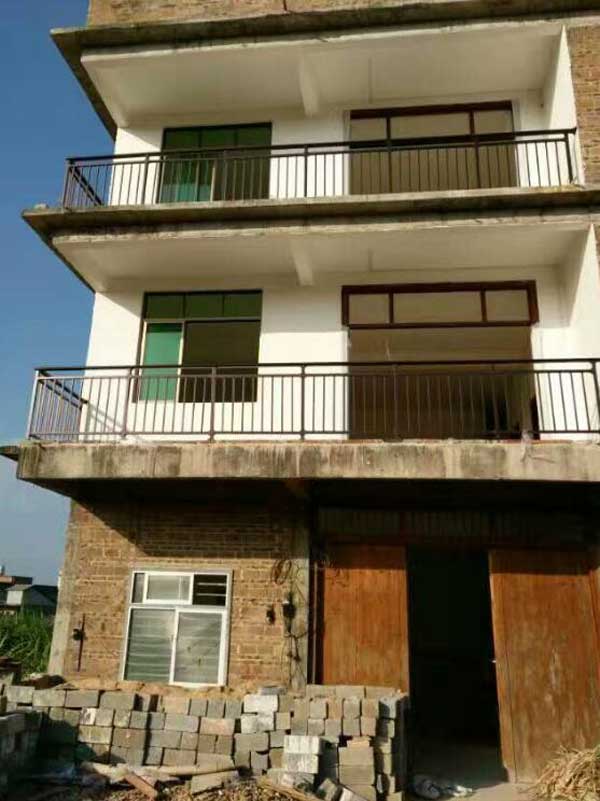 云浮嘉達(dá)?南國麗城護(hù)欄案例 - 中出網(wǎng)-智能出入口與停車充電門戶