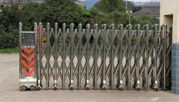 忻州伸縮門到底選擇什么材質的好？