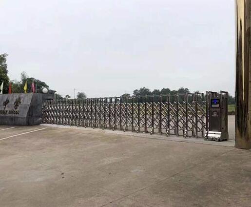 鷹潭市實驗中學伸縮門案例 - 中出網(wǎng)-智能出入口與停車充電門戶