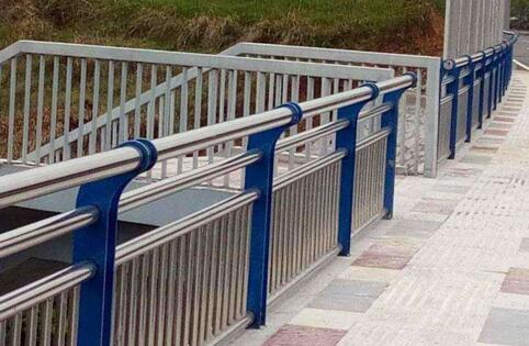 陽(yáng)泉金屬梁柱式防撞護(hù)欄支持定制