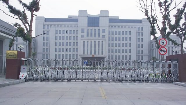 松江中山街道辦事處伸縮門工程案例 - 中出網-智能出入口與停車充電門戶