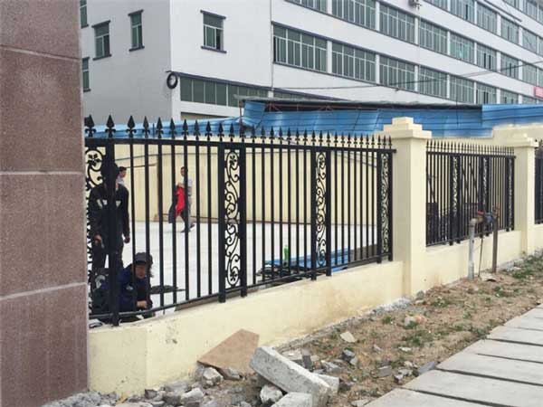 雞西綠海小區(qū)圍墻護(hù)欄案例 - 中出網(wǎng)-智能出入口與停車充電門戶