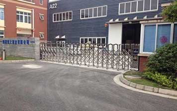 四川恒大塑業(yè)有限公司（浦江）伸縮門案例 - 中出網(wǎng)-智能出入口與停車充電門戶