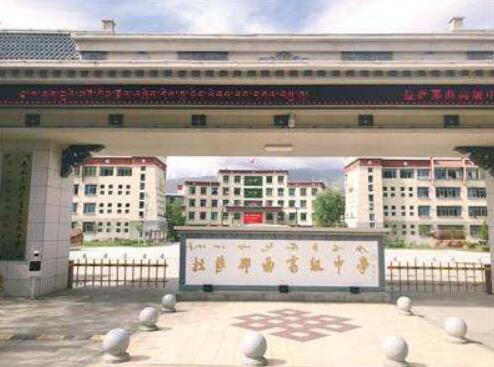 拉薩出安智能升降柱亮相在拉薩那曲高級中學(xué)大門口    