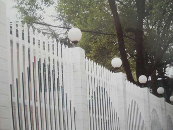 金昌定西?天慶嘉園圍墻護(hù)欄案例 - 中出網(wǎng)-智能出入口與停車充電門戶