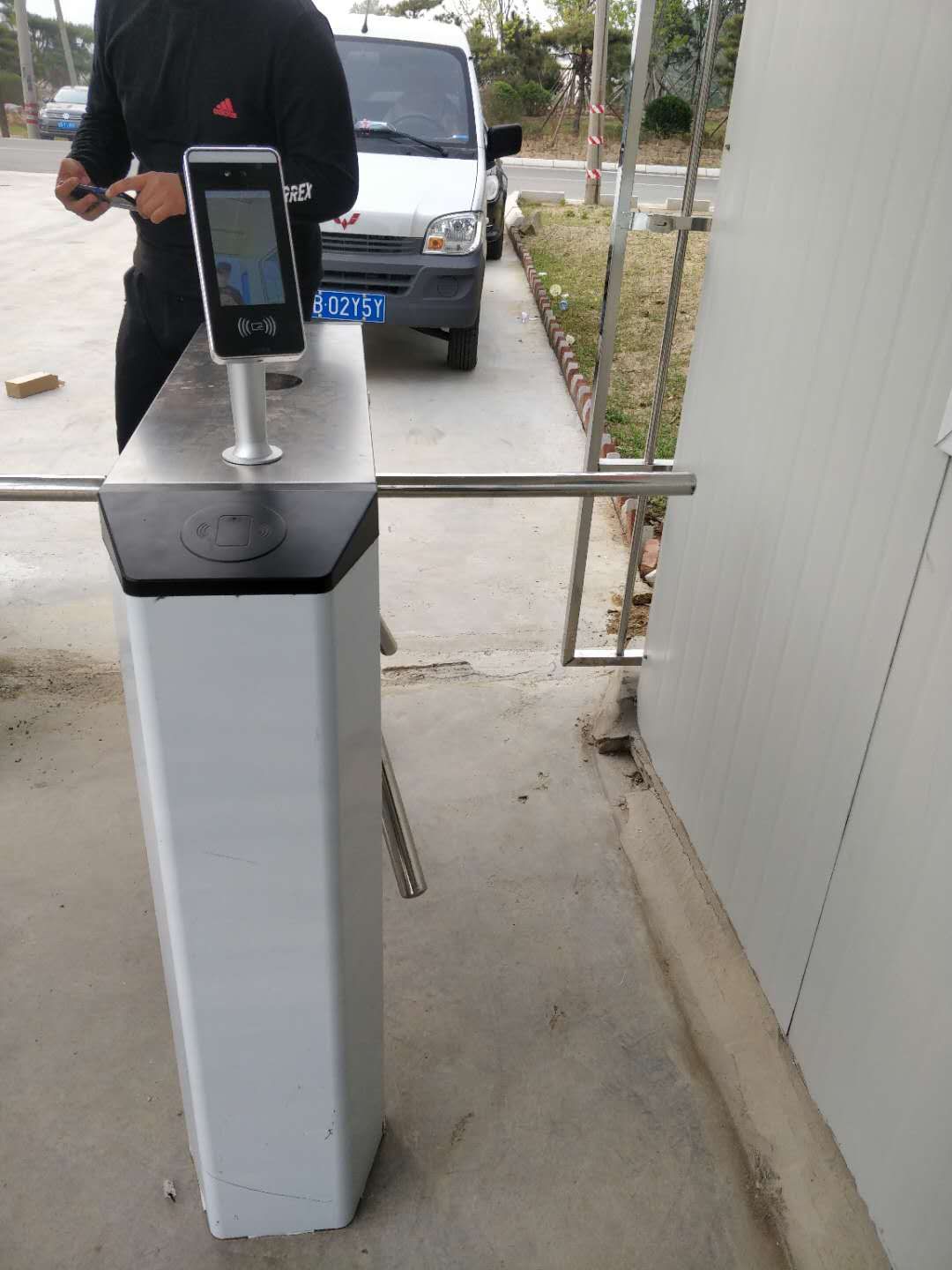 嶗山工地門禁三輥閘平度出入口三輥閘安裝萊西小學(xué)三輥閘批發(fā)