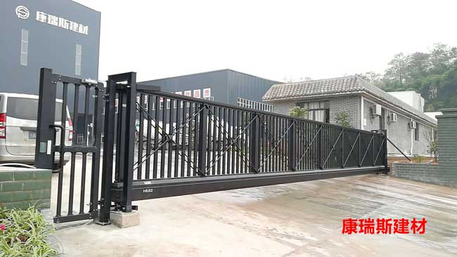 康瑞斯建材直線門案例 - 中出網(wǎng)-智能出入口與停車充電門戶
