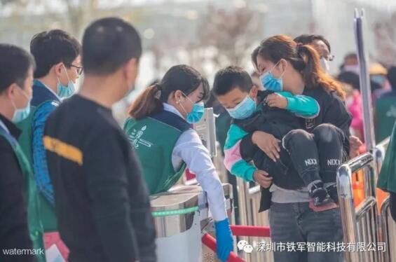 售票廳和景區(qū)入口工作人員正引導(dǎo)游客測(cè)量體溫