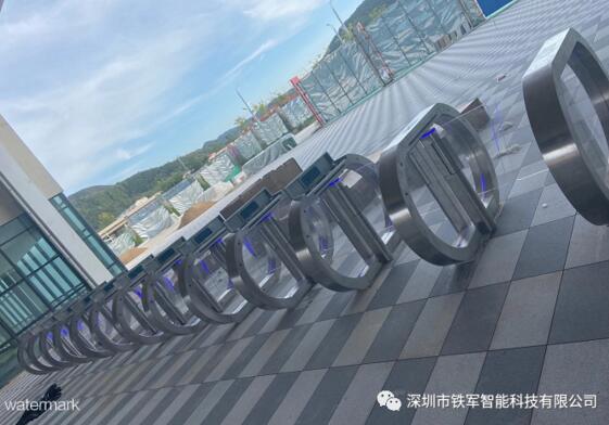 水上樂(lè)園入口處采用鐵軍智能生產(chǎn)的蘋(píng)果速通門(mén)