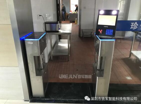 深圳市鐵軍智能生產的擺閘全部采用304不銹鋼材質