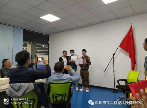市場部經(jīng)理為2020年度“鐵軍智能”優(yōu)秀中層干部進行頒獎并合影留念