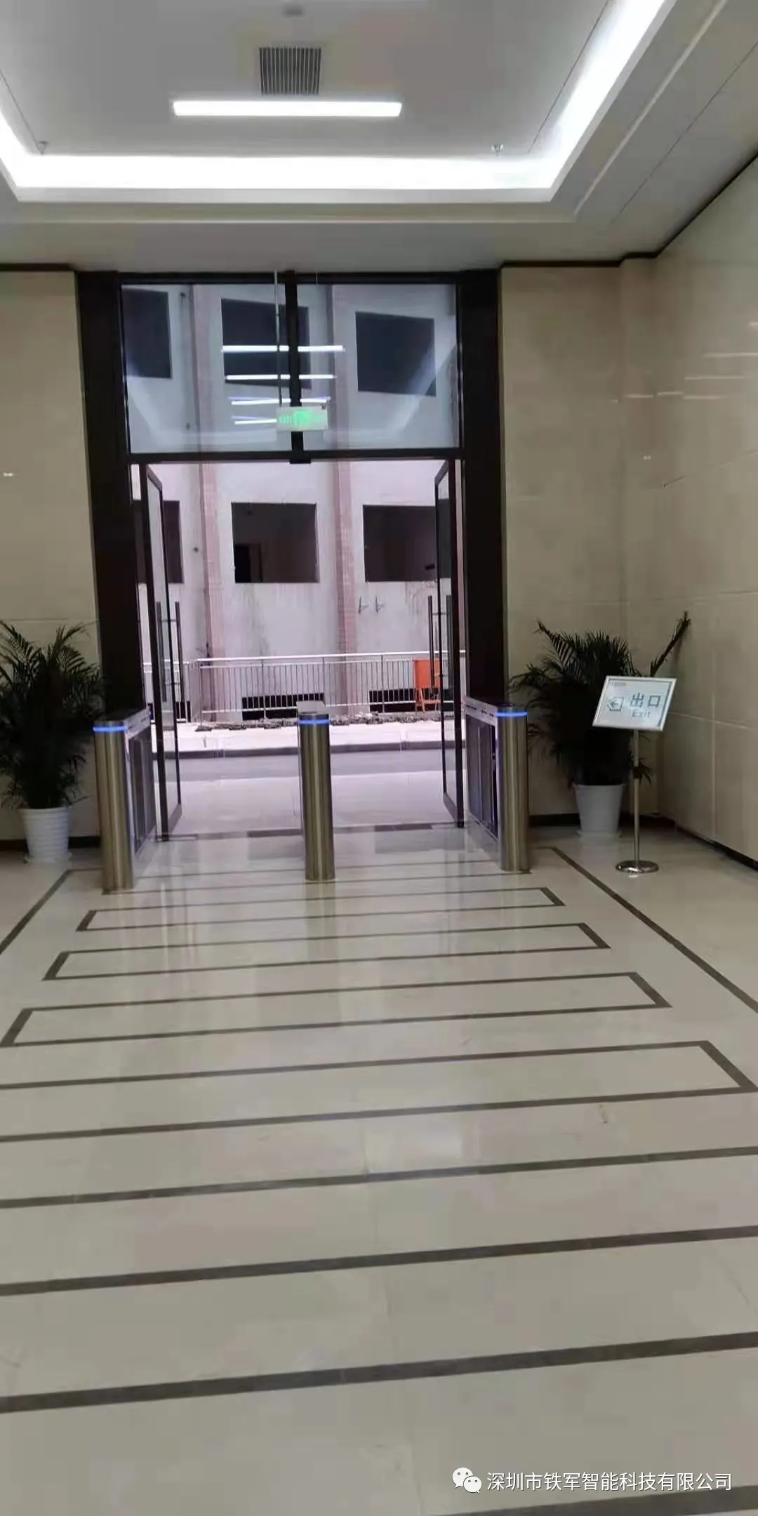 工作人員用“鐵軍智能”的豪華擺閘加健康碼測(cè)溫人臉識(shí)別一體機(jī)