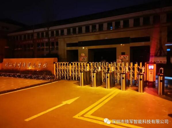 內(nèi)江市桐梓壩小學(xué)校應(yīng)用鐵軍智能人臉識別斜面圓弧翼閘案例