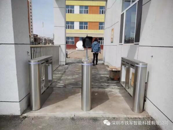 臨河區(qū)第七小學(xué)出入口安裝鐵軍智能人臉識(shí)別通道閘系統(tǒng)