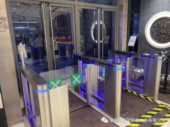 青島海信廣場(chǎng)設(shè)立鐵軍智能速通門