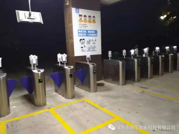 陜西省寶雞中學(xué)應(yīng)用鐵軍智能測溫人臉識別翼閘