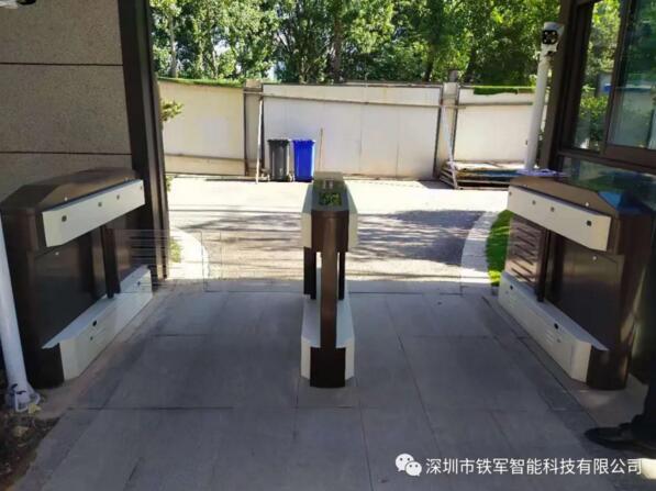 淮安院子二期應(yīng)用鐵軍智能烤漆擺閘