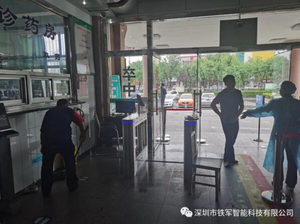 山東省東營市第五人民醫(yī)院應(yīng)用鐵軍智能人臉測溫健康通行碼擺閘