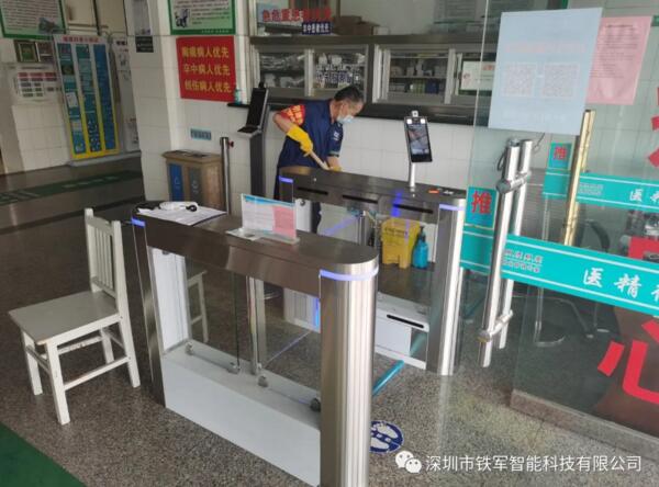 山東省東營市第五人民醫(yī)院應(yīng)用鐵軍智能人臉測溫健康通行碼擺閘