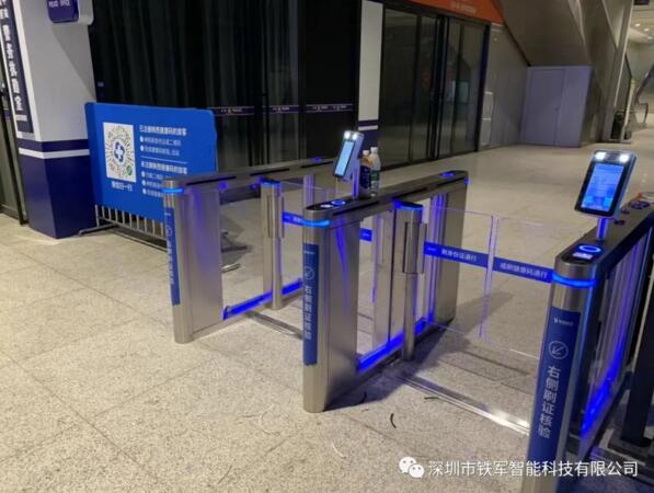 “鐵軍智能”通道閘設(shè)備可實(shí)現(xiàn)無接觸式快速測(cè)溫