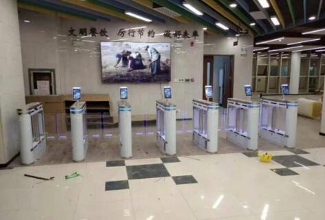 深圳海關(guān)大廈機(jī)關(guān)食堂采用“鐵軍智能”小擺閘和人臉識(shí)別刷卡消費(fèi)系統(tǒng)，為文明餐飲做好表率