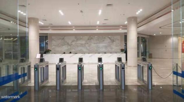 東莞濱海灣新區(qū)政府辦公大樓人臉識(shí)別通道閘案例 - 中出網(wǎng)-智能出入口與停車充電門戶