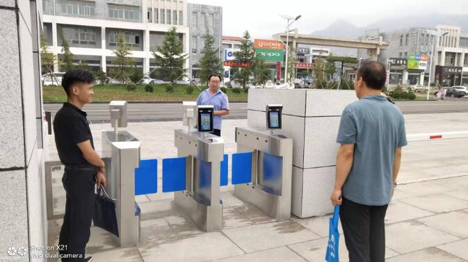 山西焦化集團(tuán)戶外動(dòng)態(tài)人臉識(shí)別+擺閘案例 - 中出網(wǎng)-智能出入口與停車(chē)充電門(mén)戶