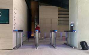 深圳南山僑城坊高端定制炫彩速通門案例 - 中出網(wǎng)-智能出入口與停車充電門戶