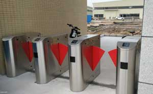 偉創(chuàng)集團(tuán)斜面圓弧翼閘案例 - 中出網(wǎng)-智能出入口與停車(chē)充電門(mén)戶(hù)