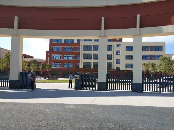 赤峰市二中電動(dòng)伸縮門(mén)工程 - 中出網(wǎng)-智能出入口與停車(chē)充電門(mén)戶