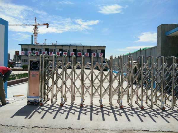 赤峰市航安地產(chǎn)施工場(chǎng)地電動(dòng)伸縮門(mén)工程 - 中出網(wǎng)-智能出入口與停車(chē)充電門(mén)戶