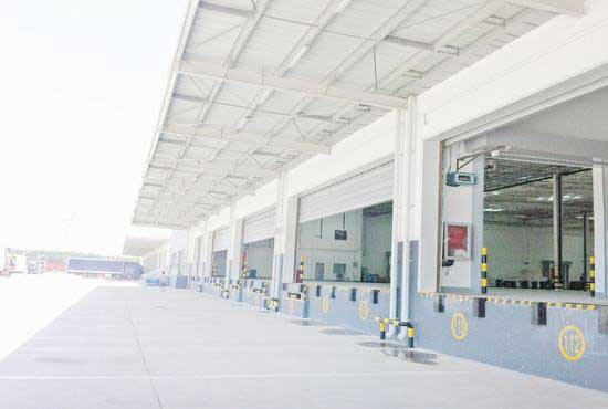 德邦物流單板滑升門(mén)案例 - 中出網(wǎng)-智能出入口與停車(chē)充電門(mén)戶