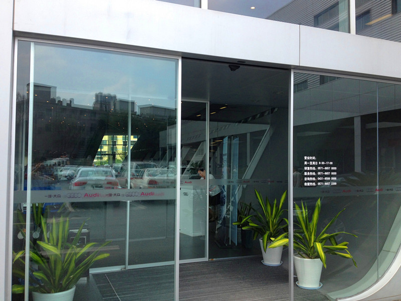 奧迪4S店自動(dòng)門(mén)案例 - 中出網(wǎng)-智能出入口與停車(chē)充電門(mén)戶