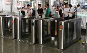 南京南站通道閘案例 - 中出網(wǎng)-智能出入口與停車(chē)充電門(mén)戶(hù)