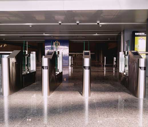 上海虹橋國(guó)際機(jī)場(chǎng)T1航站樓通道閘案例 - 中出網(wǎng)-智能出入口與停車充電門戶