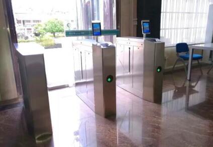 重慶市第四人民法院啟用錢林人臉識別通道閘